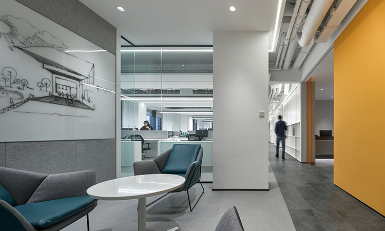 米灰基調玻璃隔斷辦公室