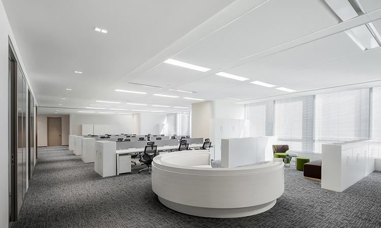 開放式辦公區長條桌布局